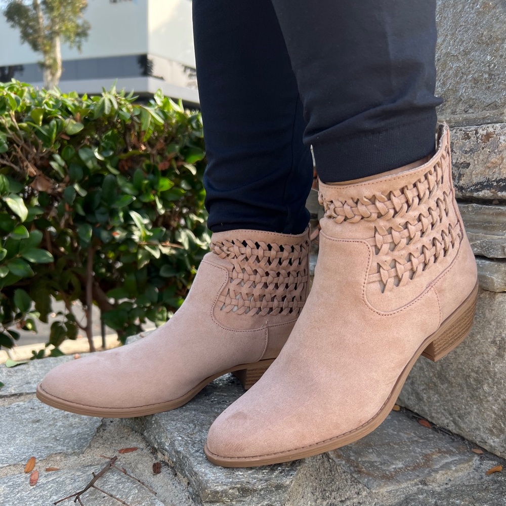 New beautiful braided tan bootie
